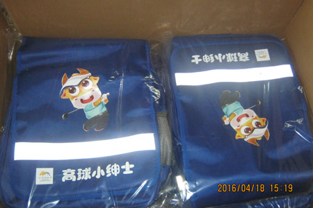深圳國際賽禮品書包正在裝箱